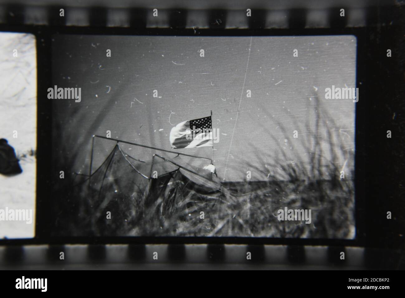 Belle photographie en noir et blanc vintage des années 1970 d'un drapeau américain qui agite dans la brise. Banque D'Images