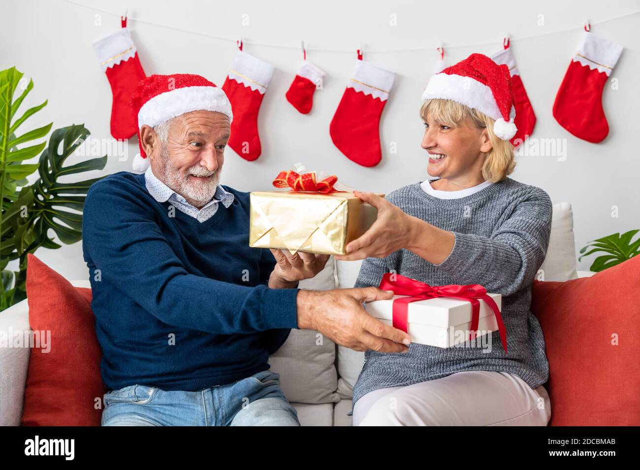 femme heureuse donnant une boîte-cadeau de noël et du nouvel an à une femme  à la maison.célébration de noël en famille. décoration de Noël. relation  amoureuse 15913868 Photo de stock chez Vecteezy