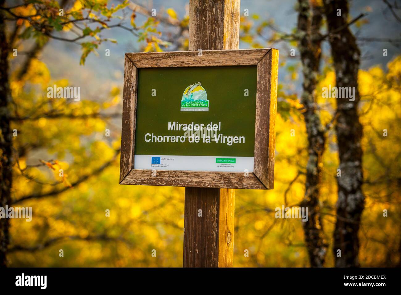 Caceres, Espagne - 31 octobre 2020 : panneau en bois à la Réserve naturelle de Garganta de los Infiernos. Point de vue de Chorrero de la Virgen. Estrémadure, Espagne Banque D'Images