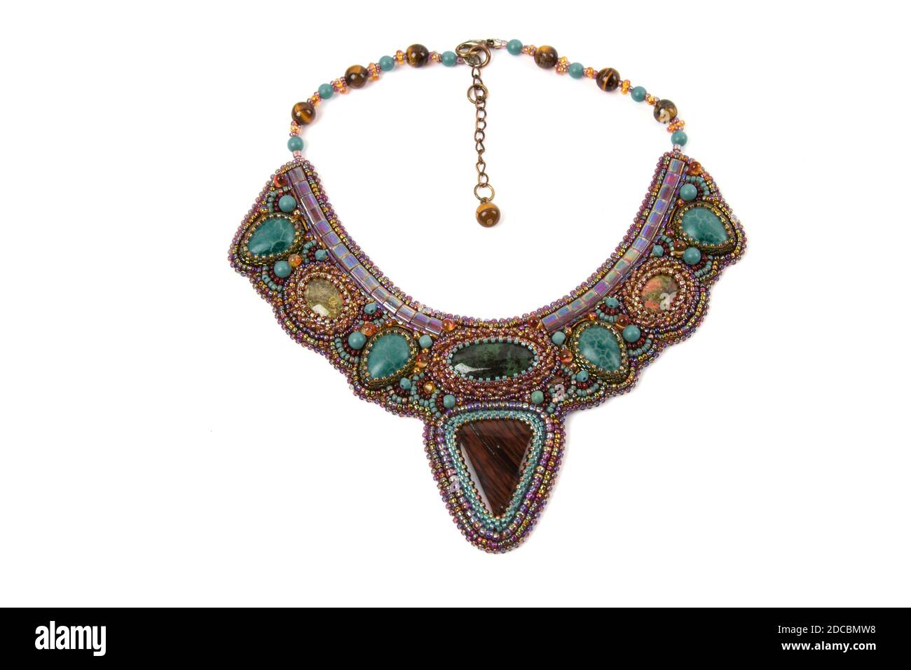 Ornement collier perles améthyste turquoise luxe avec tidewater vert émeraude collier en pierre naturelle, bijoux perlés Banque D'Images