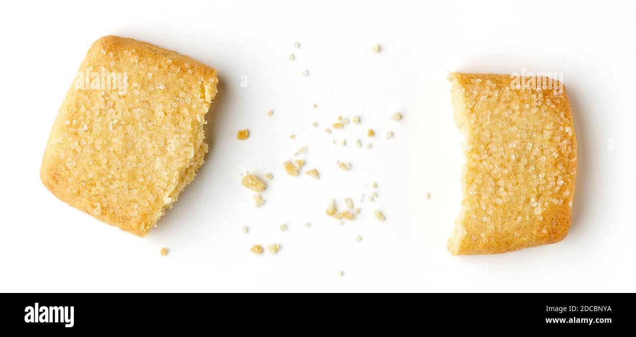 Biscuit au beurre cassé isolé sur fond blanc, vue de dessus Banque D'Images