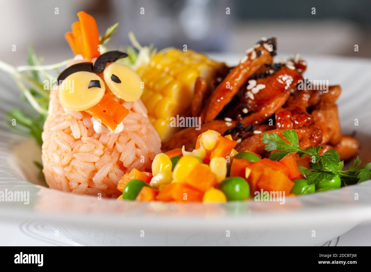 Le restaurant sert un menu pour enfants. Nourriture saine et amusante pour les enfants. Viande de riz et légumes, bien cuits Banque D'Images