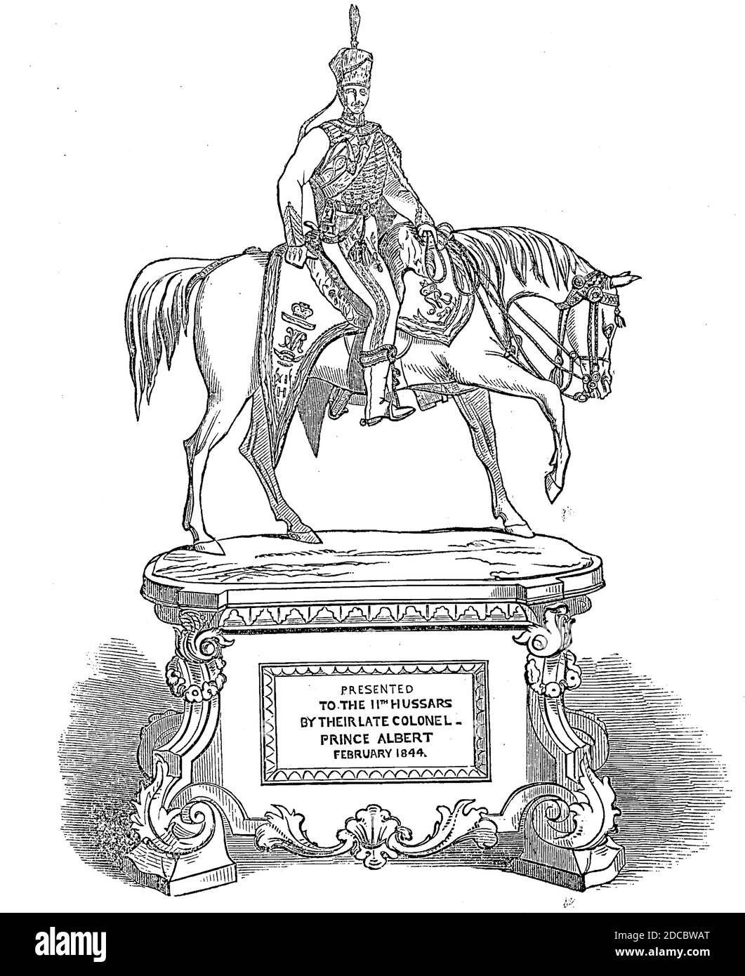 Plaque présentée par H.S.H. Prince Albert aux onzième Hussars, 1844. 'Sur  un piédestal de marbre noir poli, avec des moulures, des bordures, et des  pieds argentés, se dresse une figure exquiseusement conçue