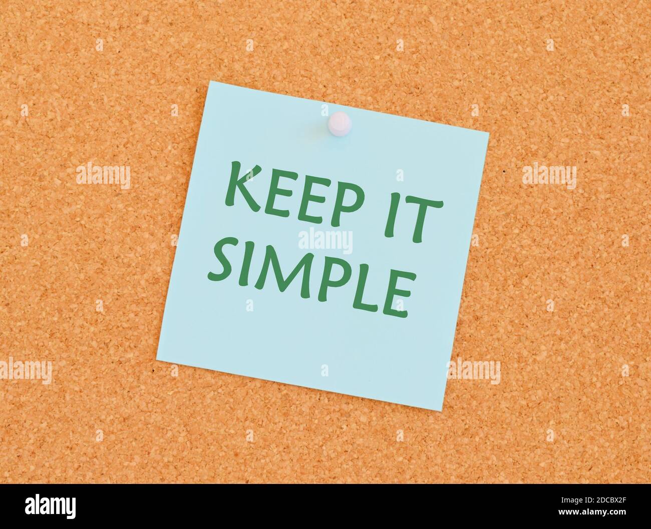 GARDEZ-LA SIMPLE note de rappel sur un panneau de kork.Text affichant maintenez-la simple. Photo conceptuelle demander quelque chose de facile à comprendre ne pas aller trop d Banque D'Images