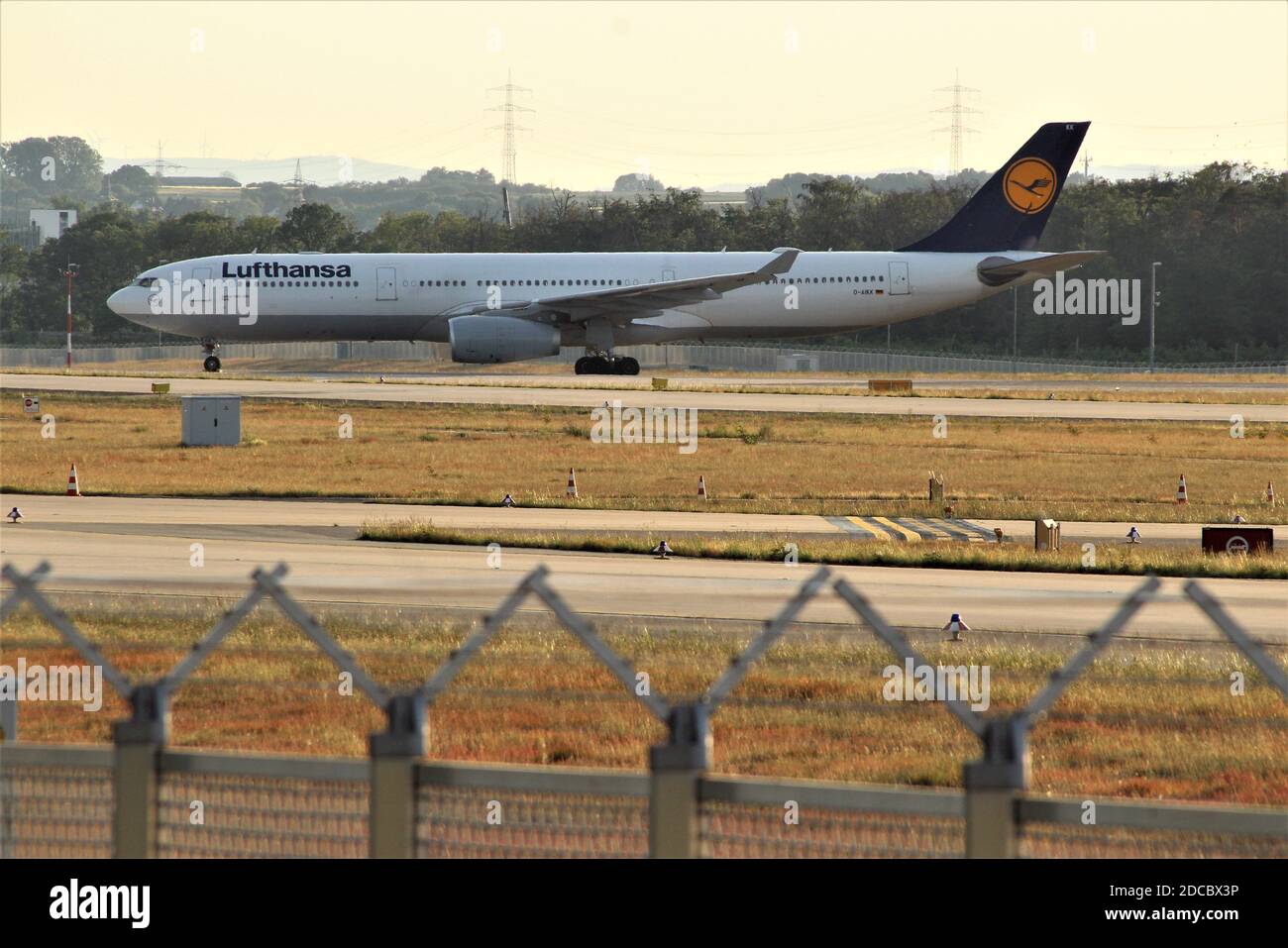 FRANCFORT, ALLEMAGNE - le 31 mai 2020 : l'Airbus 340 de la Lufthansa a été mis à terre sur la piste en attendant la fin de Corona Banque D'Images