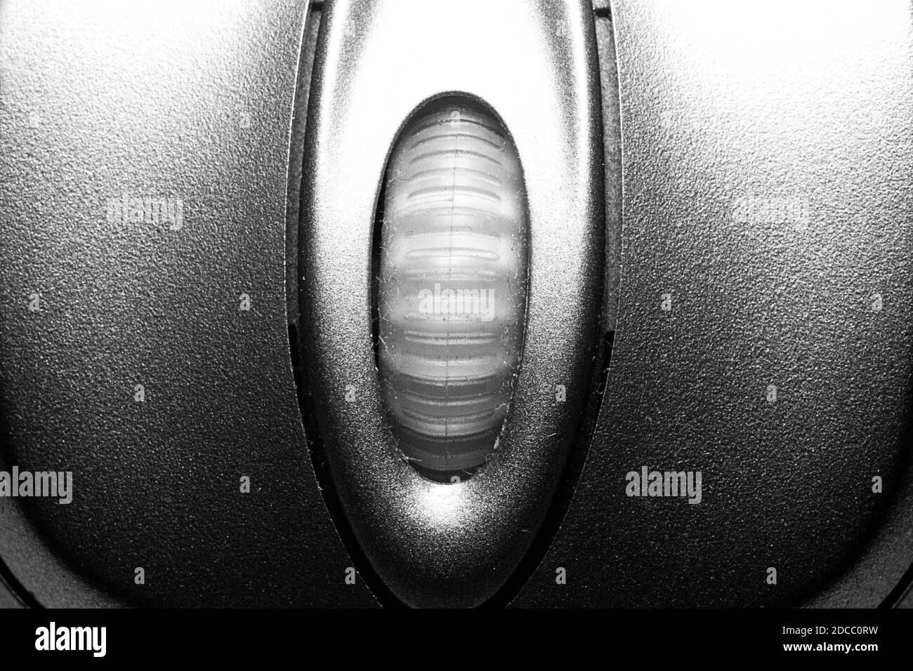 Gros plan en niveaux de gris d'une souris d'ordinateur sans fil Banque D'Images