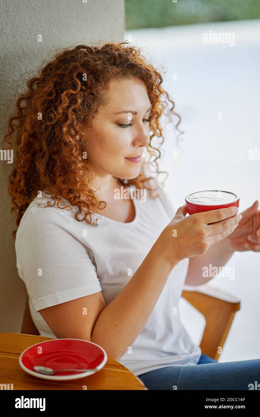 Une jeune femme boit du café Banque D'Images