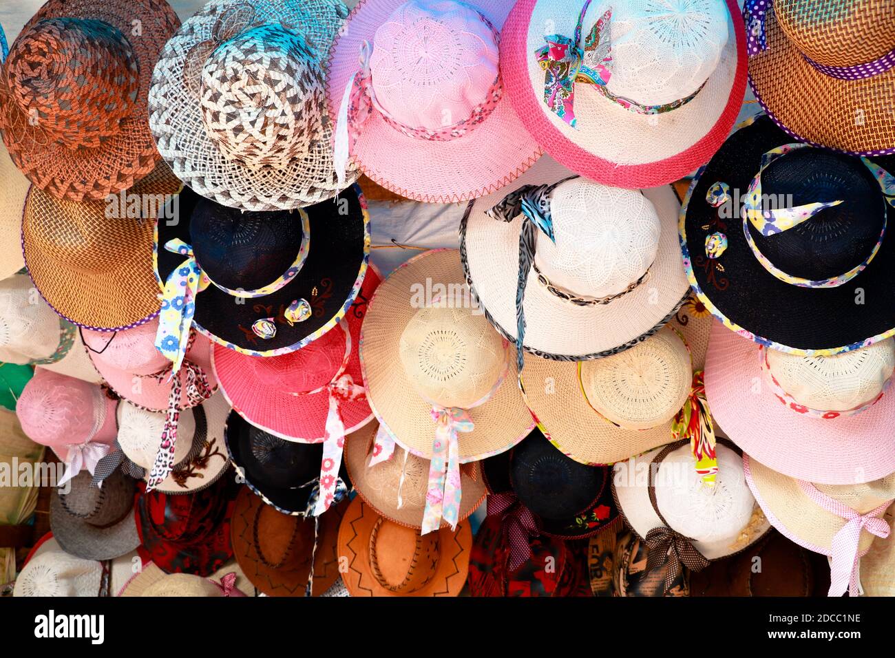 Superbes chapeaux fantaisie à vendre dans un endroit de pique-nique, foyer  sélectif Photo Stock - Alamy