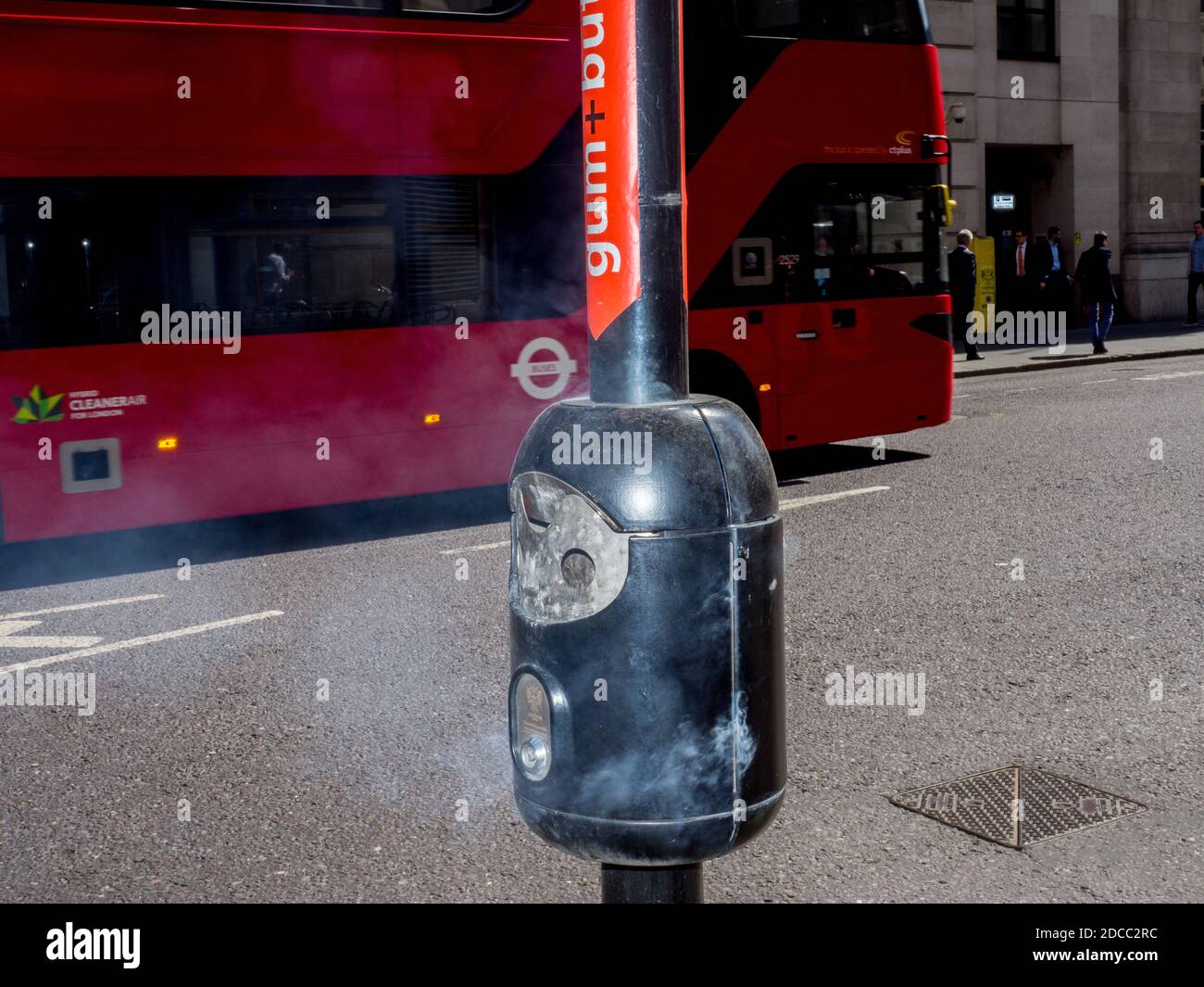 Poubelle à gomme et à butin. Aldersgate, Londres. Banque D'Images