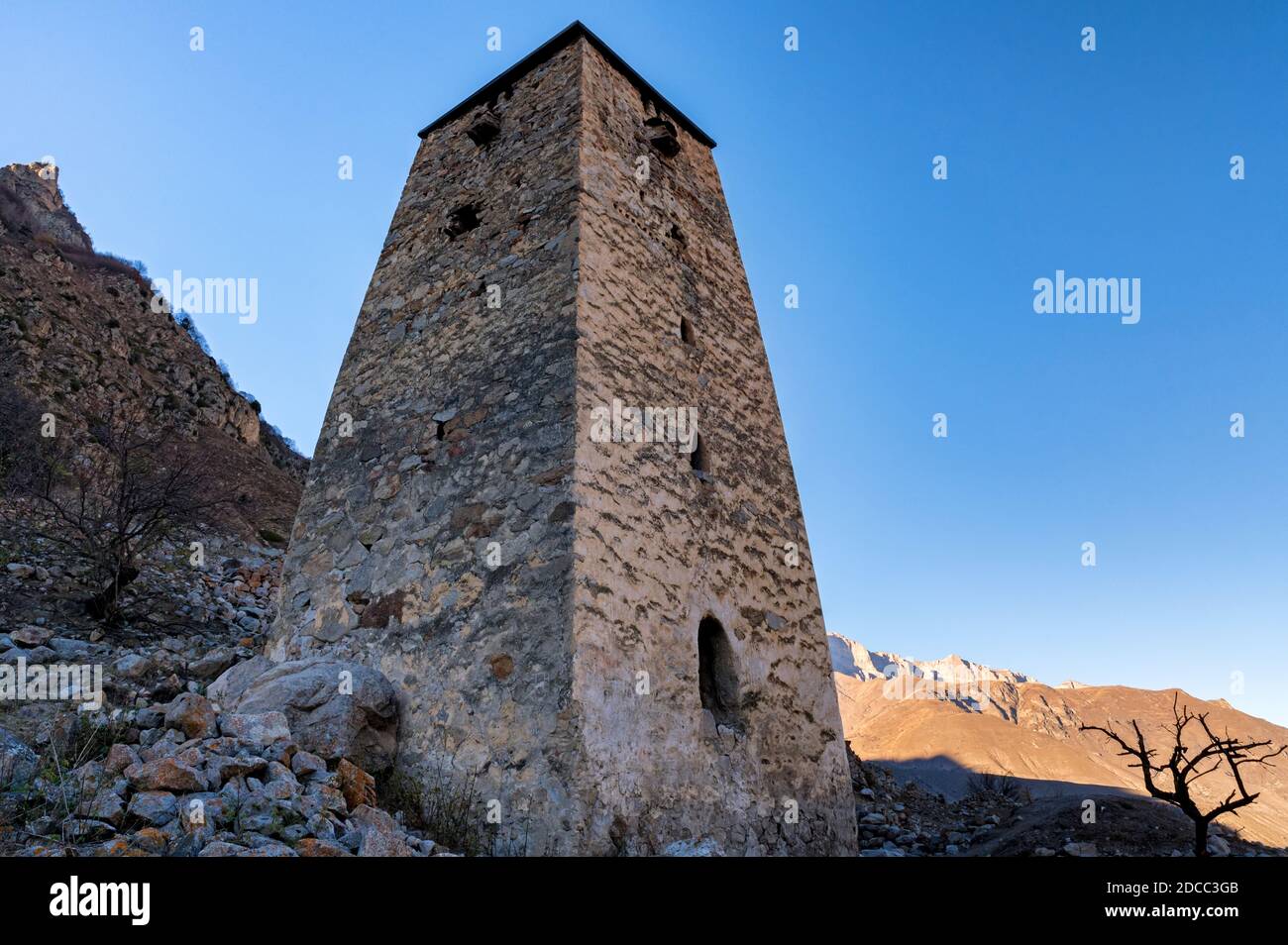 Vue sur la forteresse médiévale de la tour Abay-Kala dans le nord du Caucase, en Russie Banque D'Images