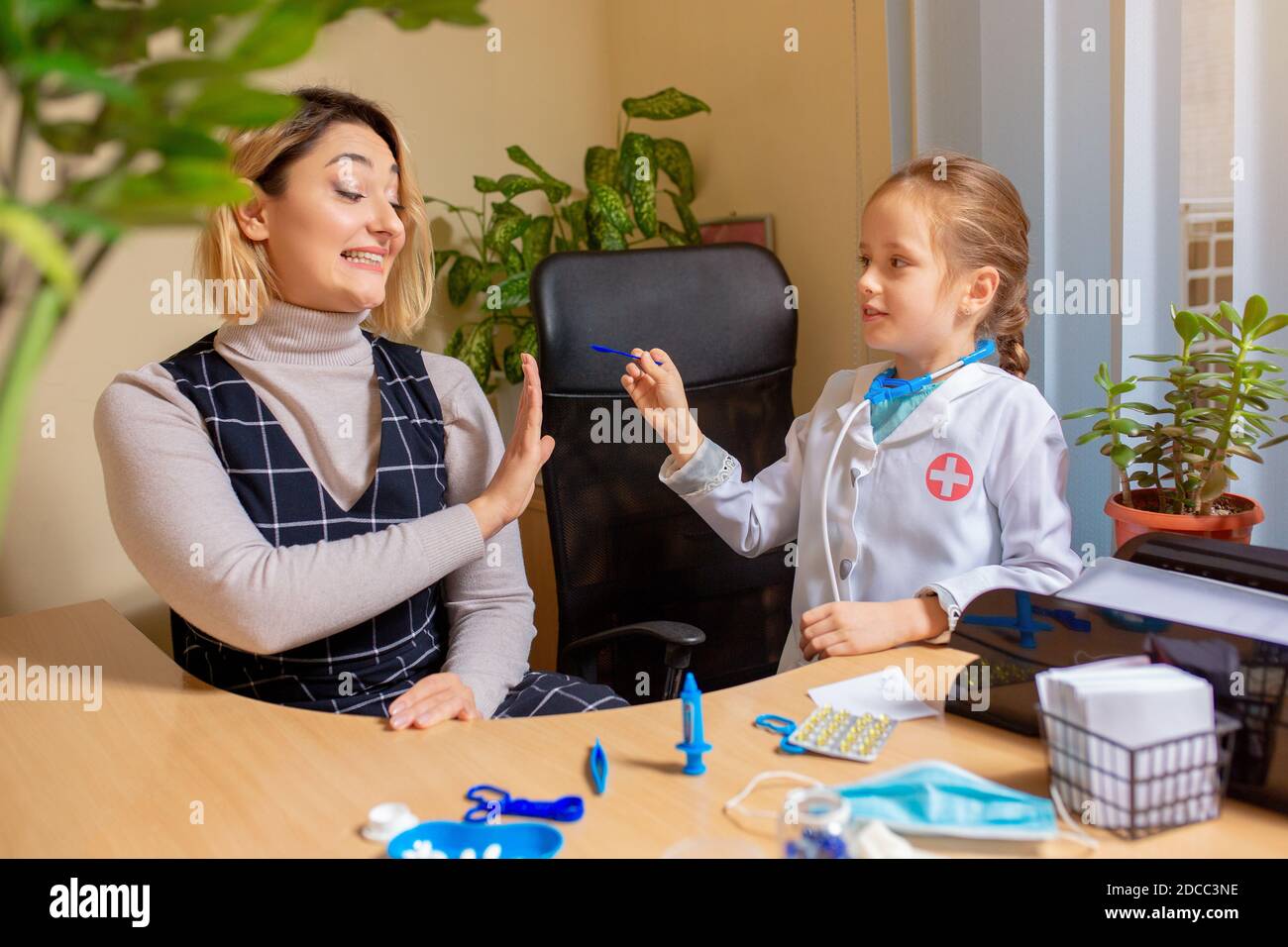 Professional female doctor giving de sirop pour une gentille petite fille  Photo Stock - Alamy