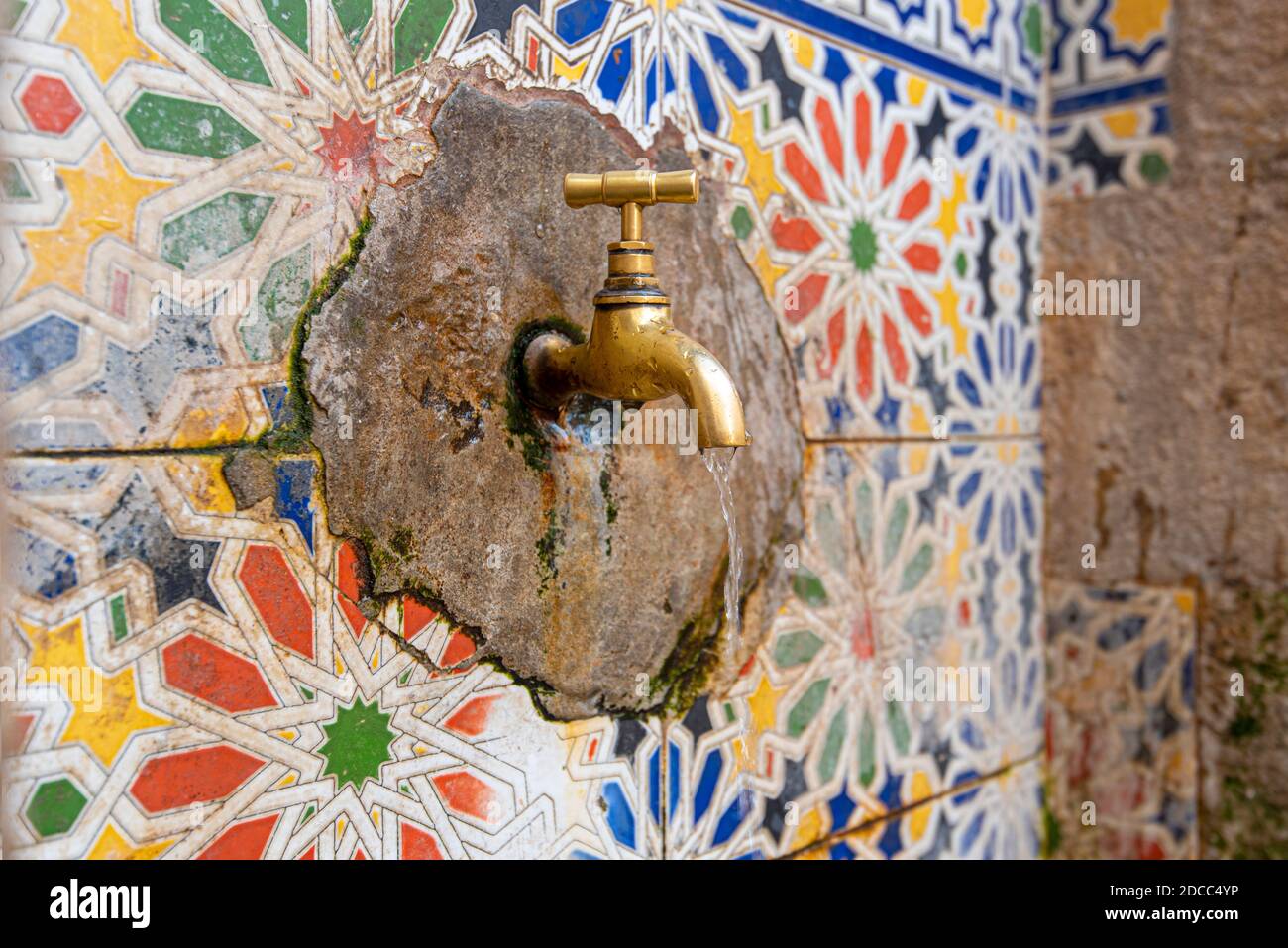 Robinet en cuivre avec eau potable sur une rue à médina, Maroc Photo Stock  - Alamy