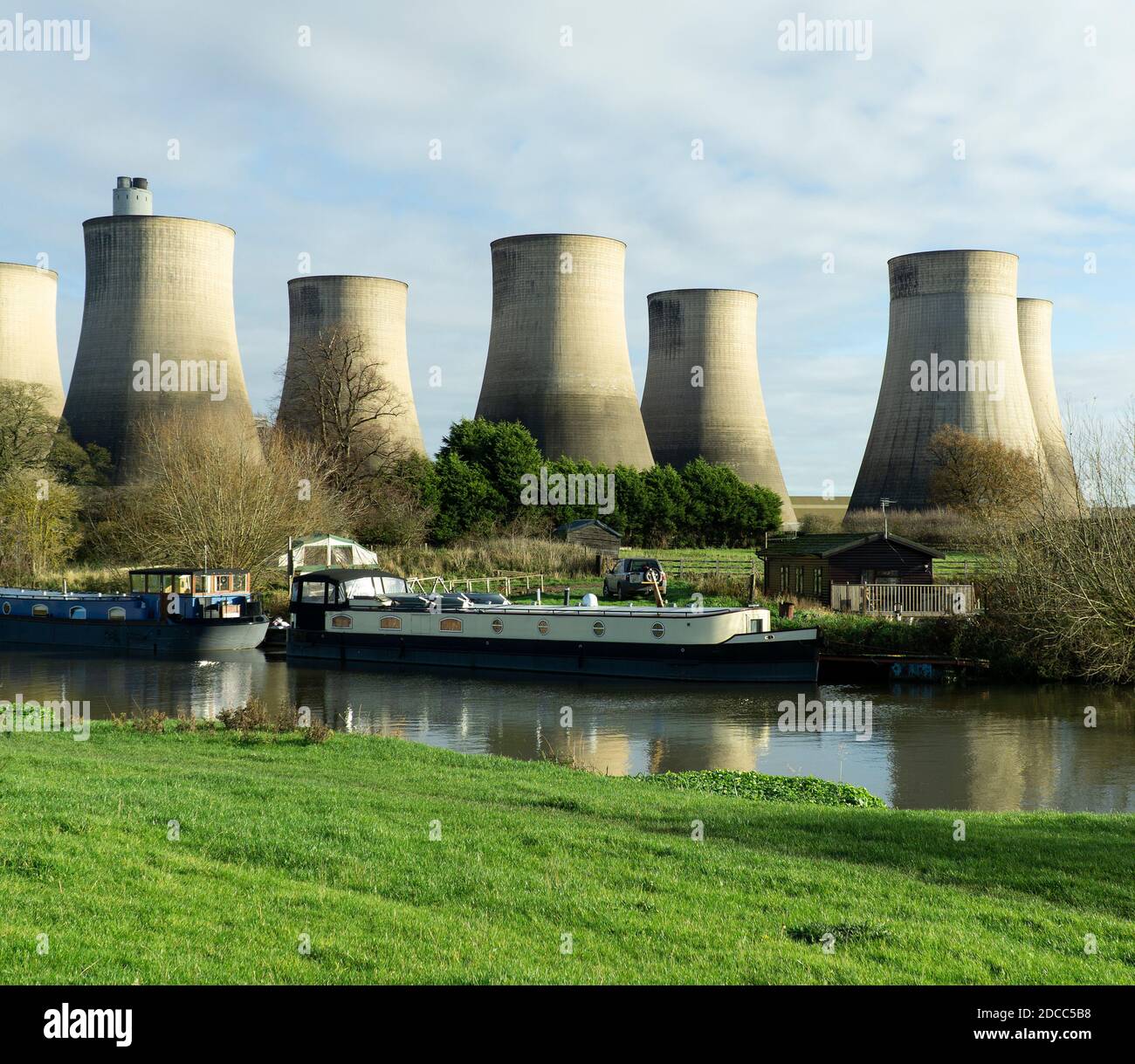 Barge à faisceau large amarrée près d'une centrale électrique Banque D'Images