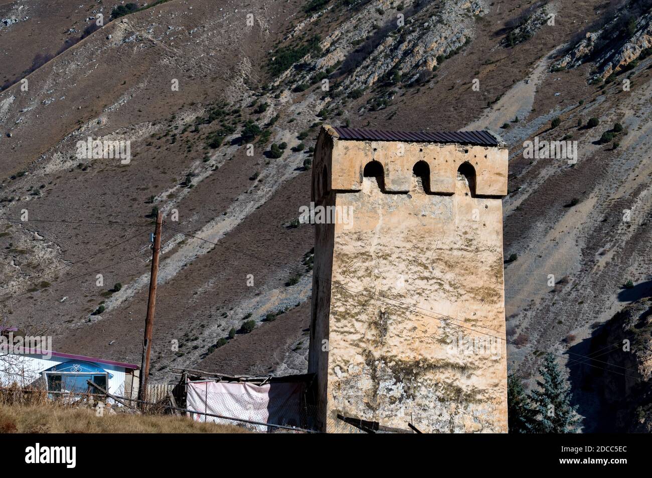 Vue sur la tour médiévale de Balkarukov dans le nord du Caucase, Russie Banque D'Images