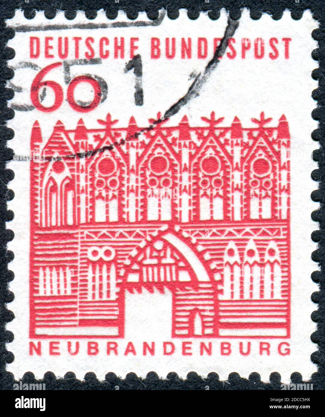 ALLEMAGNE - VERS 1964: Timbre imprimé en Allemagne, illustré de la porte de Treptow, Neubrandenburg, vers 1964 Banque D'Images