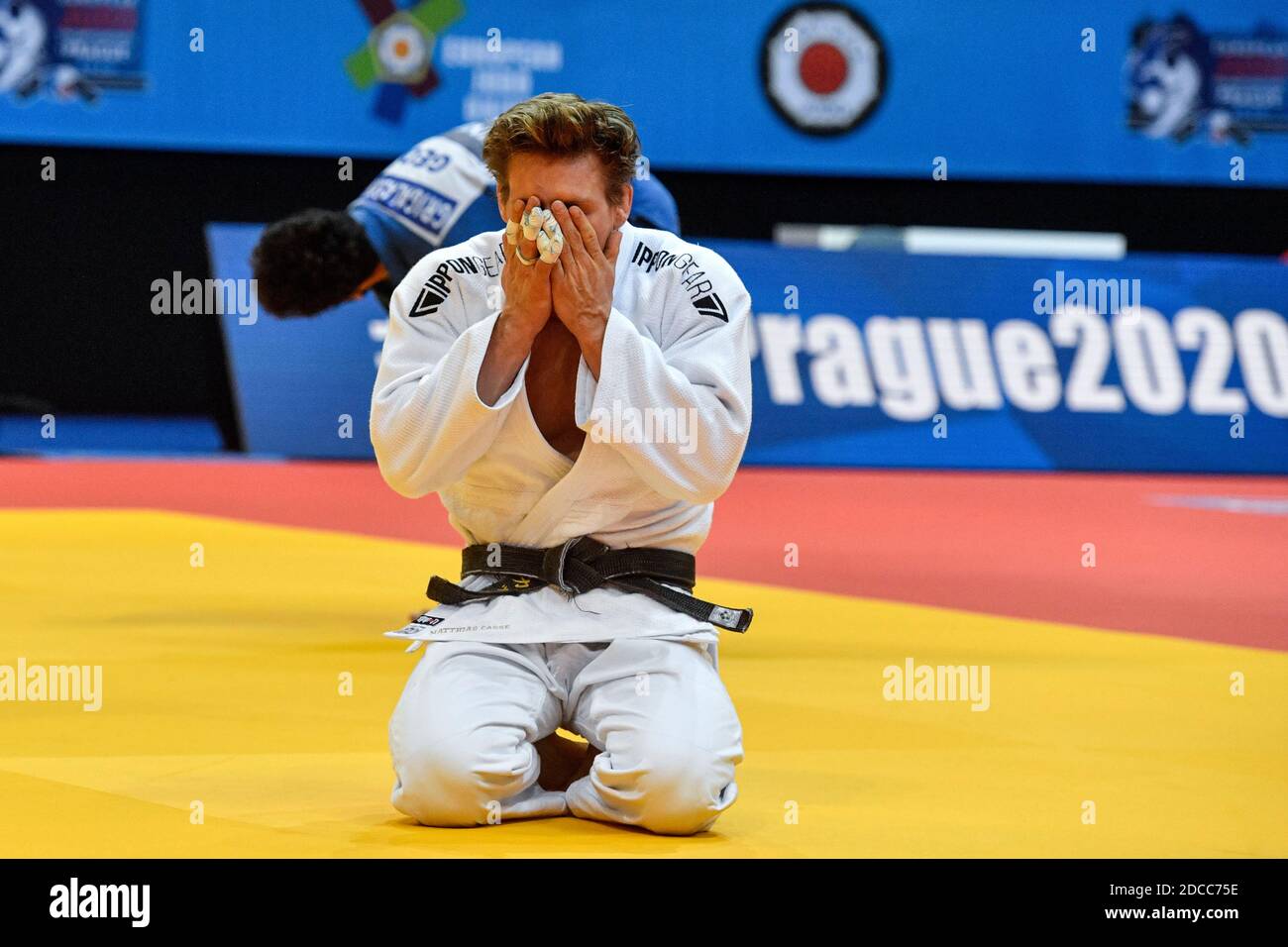 Prague, République tchèque. 20 novembre 2020. Judoka de Belgique MATTHIAS  CASSE a perdu la bataille contre Tato Grigalashvili de Géorgie lors du  match des hommes de moins de 81 kg aux championnats