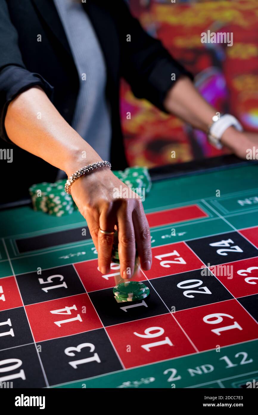 Femme jouant à la table de roulette au casino Banque D'Images