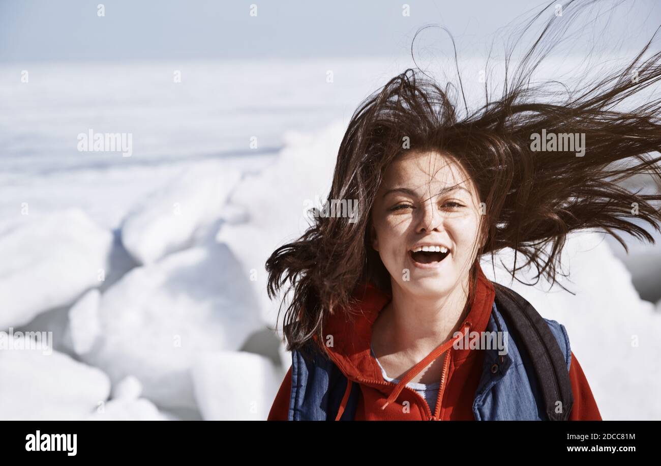 Bonne femme avec des cheveux touffés ayant du plaisir à l'extérieur dans le verglas paysage Banque D'Images