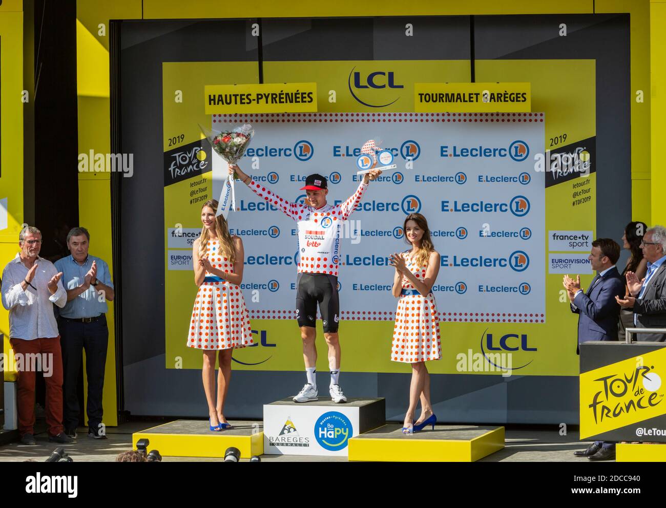 Col du Tourmalet, France - 20 juillet 2019 : le cycliste belge Tim Wellens célèbre une nouvelle journée à Polka-Dot Jersey sur le podium du Col du Tourmalet Banque D'Images