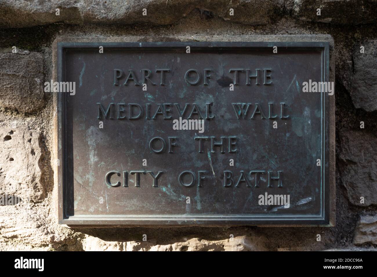 Plaque identifiant une section du mur de pierre médiéval de la ville qui existe encore dans les murs supérieurs de Borough, Bath, Somerset, Angleterre, Royaume-Uni Banque D'Images