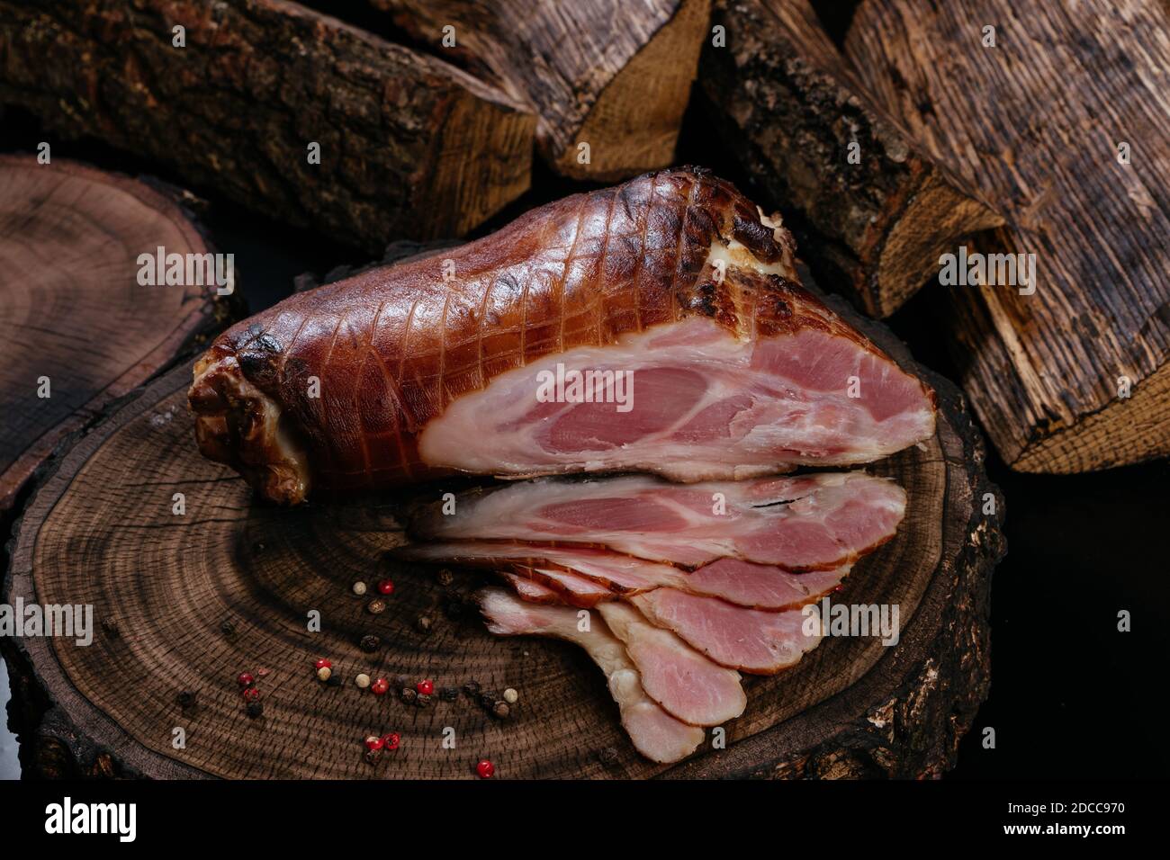 Jambon de porc doré, frais, appétissant, cuisse de porc, fumé, grillé, barbecue. En-cas pour la bière, pour les gourmets. Des plats naturels faits maison. Banque D'Images