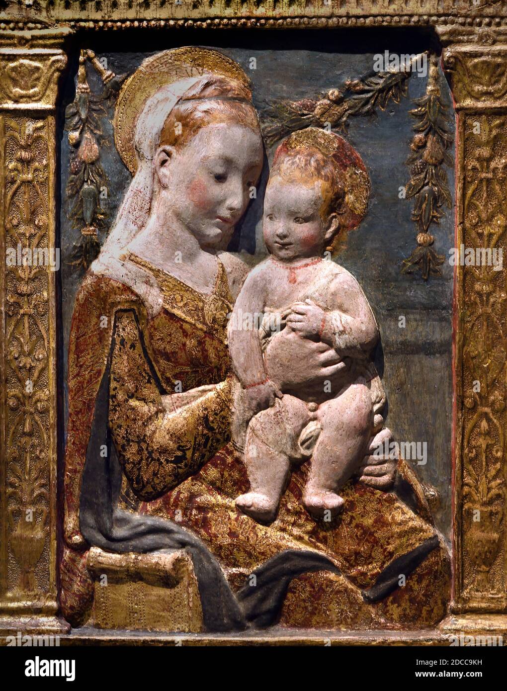 Vierge Et Enfant Sculpteur Italien Du Xve Siecle Du Debut De La Renaissance Italien Italie D Apres Un Modele D Antonio Gamberelli 1427 1479 Surnomme Antonio Rossellino Photo Stock Alamy