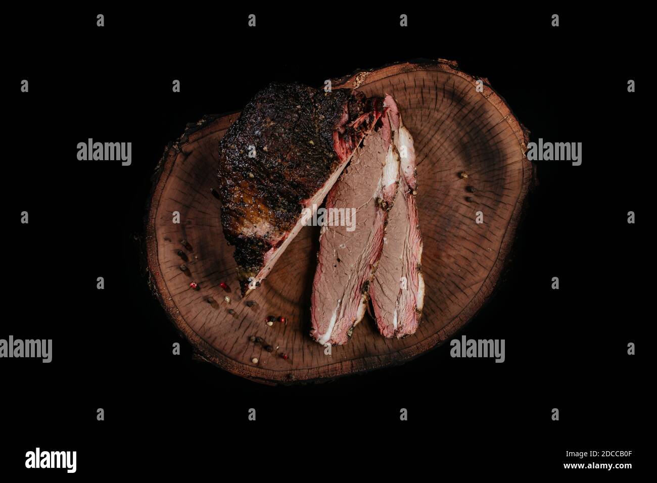Morceau juteux de poitrine de bœuf barbecue coupé en morceaux sur un fond en bois. Banque D'Images