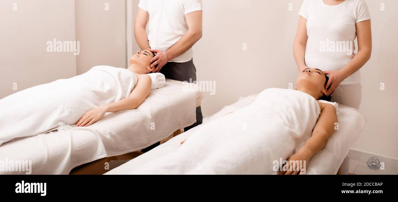 Massage relaxant de la tête antistress. Deux joyeuses femmes asiatiques se détendant au spa. Spa week-end pour les filles Banque D'Images