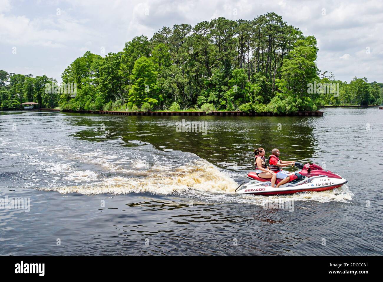 Louisiana St. Tammany Parish Northshore, Slidell Bonfouca Bayou Heritage Park bateau à vagues ski à jet, motomarine personnelle en couple, Banque D'Images