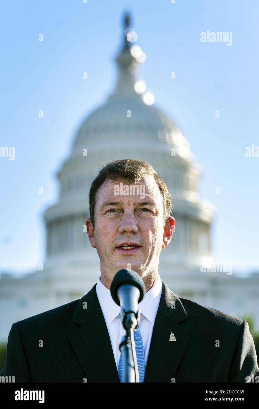 L'architecte du Capitole J. Brett Blanton fait des remarques lorsqu'il accepte l'arbre de Noël du Capitole des États-Unis de 2020, sur le terrain du Capitole des États-Unis à Washington, DC, le vendredi 20 novembre 2020. Le Capitol Christmas Tree est une épicéa d'Engelmann provenant des forêts nationales de Grand Mesa, Uncompahgre et Gunnison (GMUG) au Colorado. Photo de Kevin Dietsch/UPI Banque D'Images