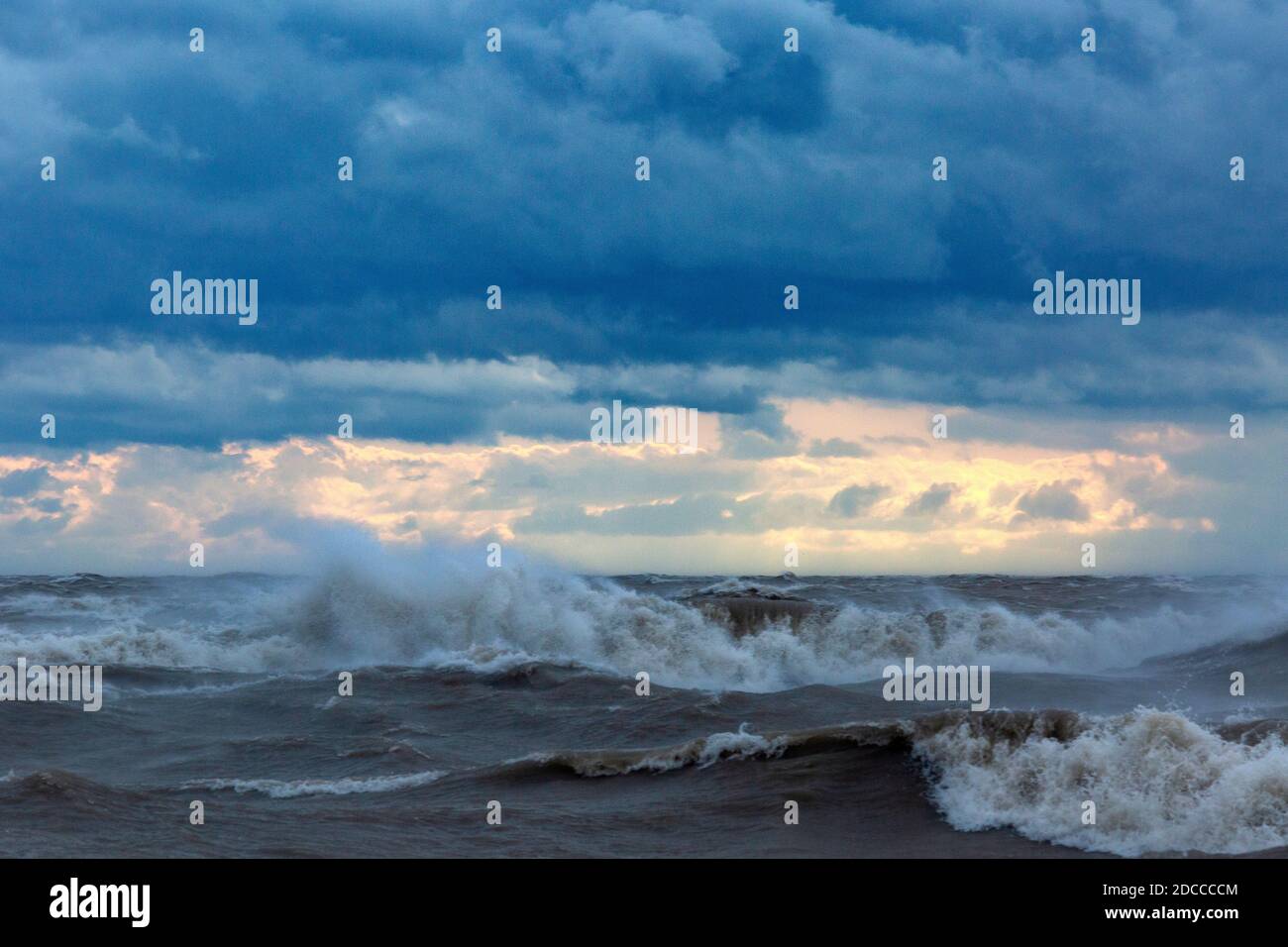 Conditions extrêmes de tempête avec des vagues élevées, Port Stanley Ontario Canada sur la rive nord du lac Érié. Banque D'Images