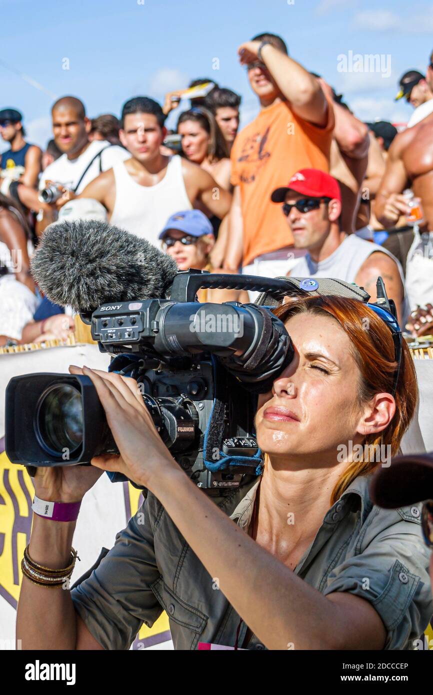Miami Beach Florida, Ocean Drive, Lummus Park, Fitness Festival Spring Break, femme femme exploitant caméra vidéo enregistreur vidéaste filmer des médias, Banque D'Images