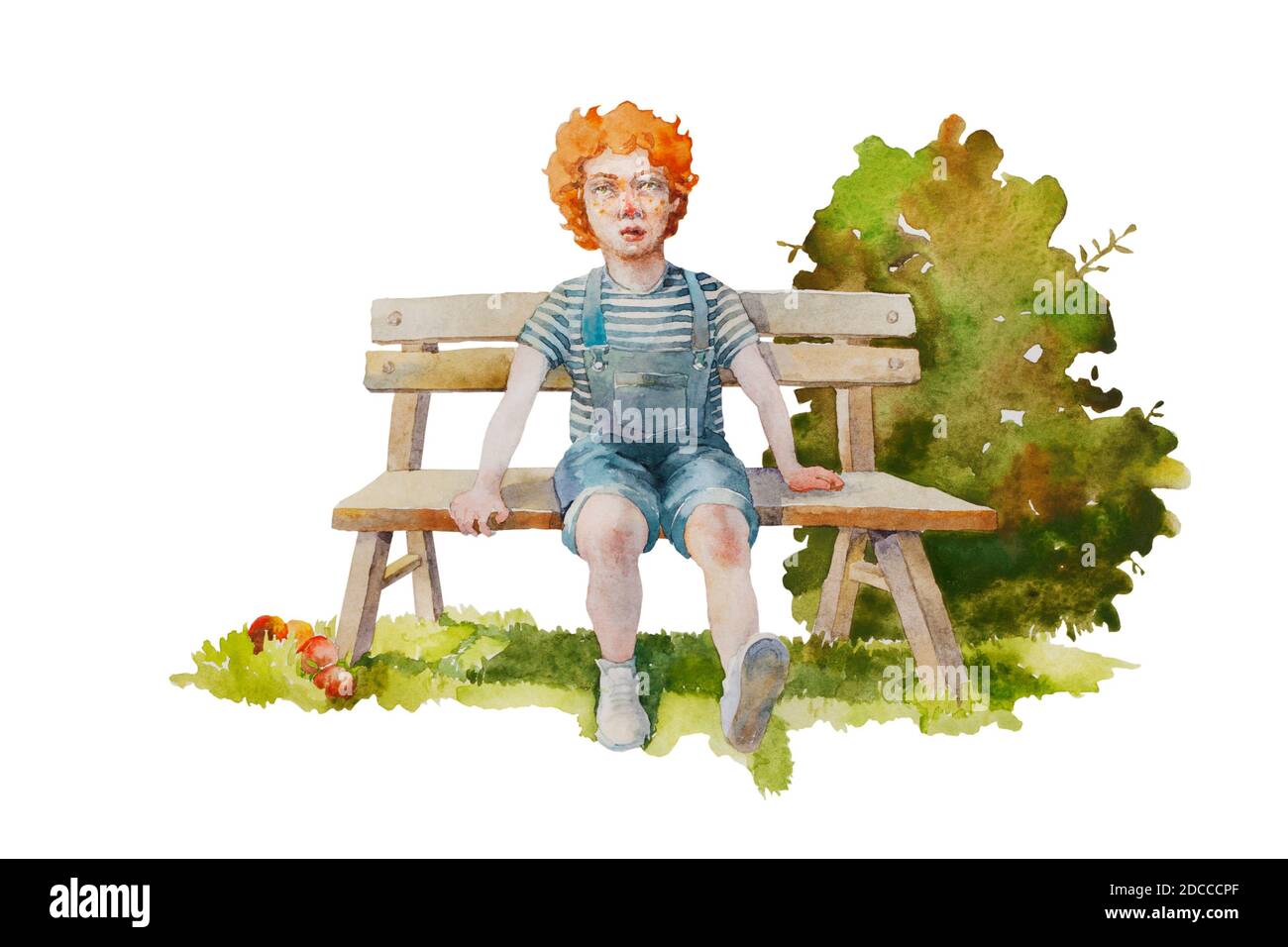 REDHEAD garçon assis sur le banc dans le jardin et rêvant de jour. Enfant d'âge préscolaire dans le Jean jumpsuite et le t-shirt rayé enjôrant son été Banque D'Images