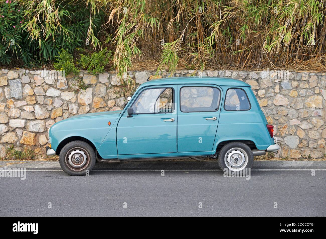 Renault 4 stationné sur le côté de la route Banque D'Images