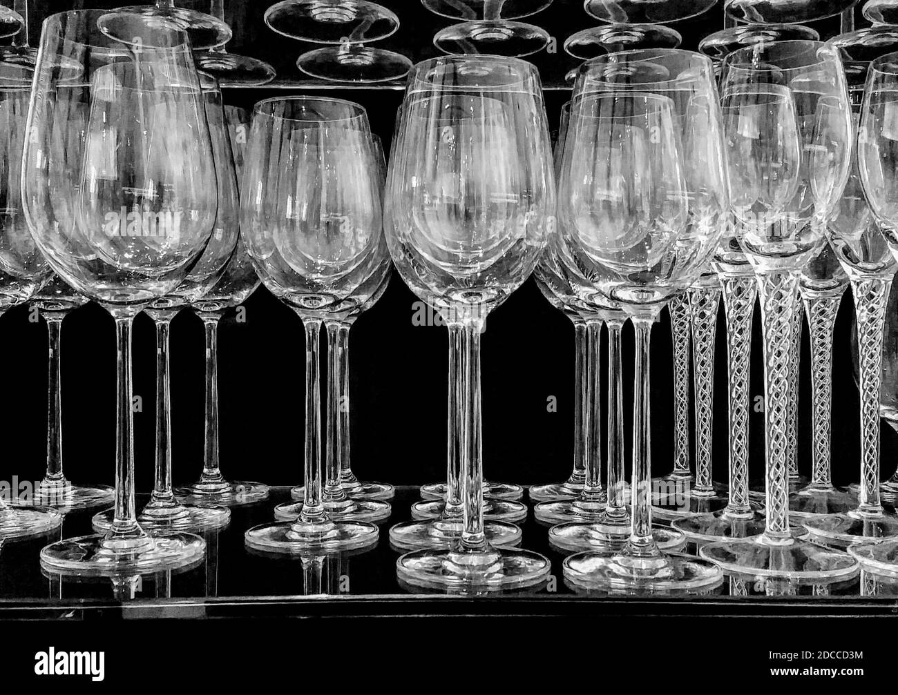 groupe de verres à vin propres vides sur la tablette du bar Banque D'Images