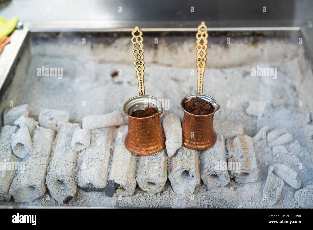 Une cafetière turque sur un peu de bois brûlant avec du café à l'intérieur. Café de rue à Istanbul, Turquie. Banque D'Images