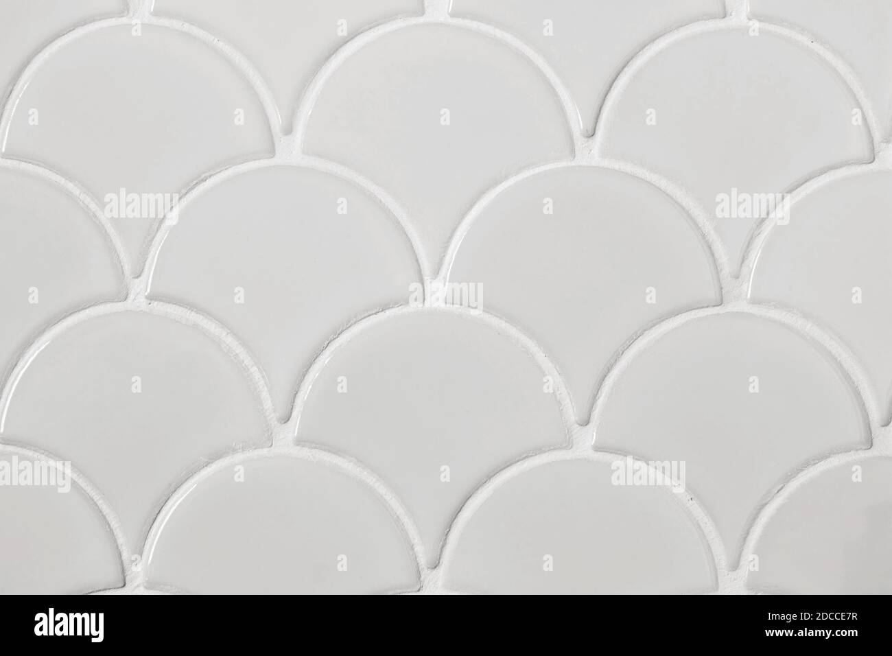 Carreaux de céramique gris clair sous forme de balances. Mosaïque carreaux sur le mur Banque D'Images