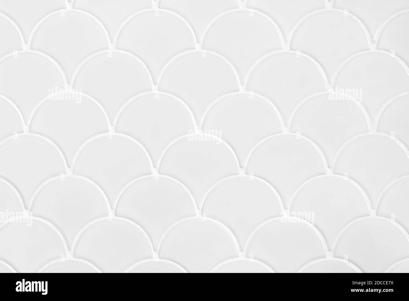 Carreaux de céramique blanche sous forme de balances. Mosaïque carreaux sur le mur Banque D'Images