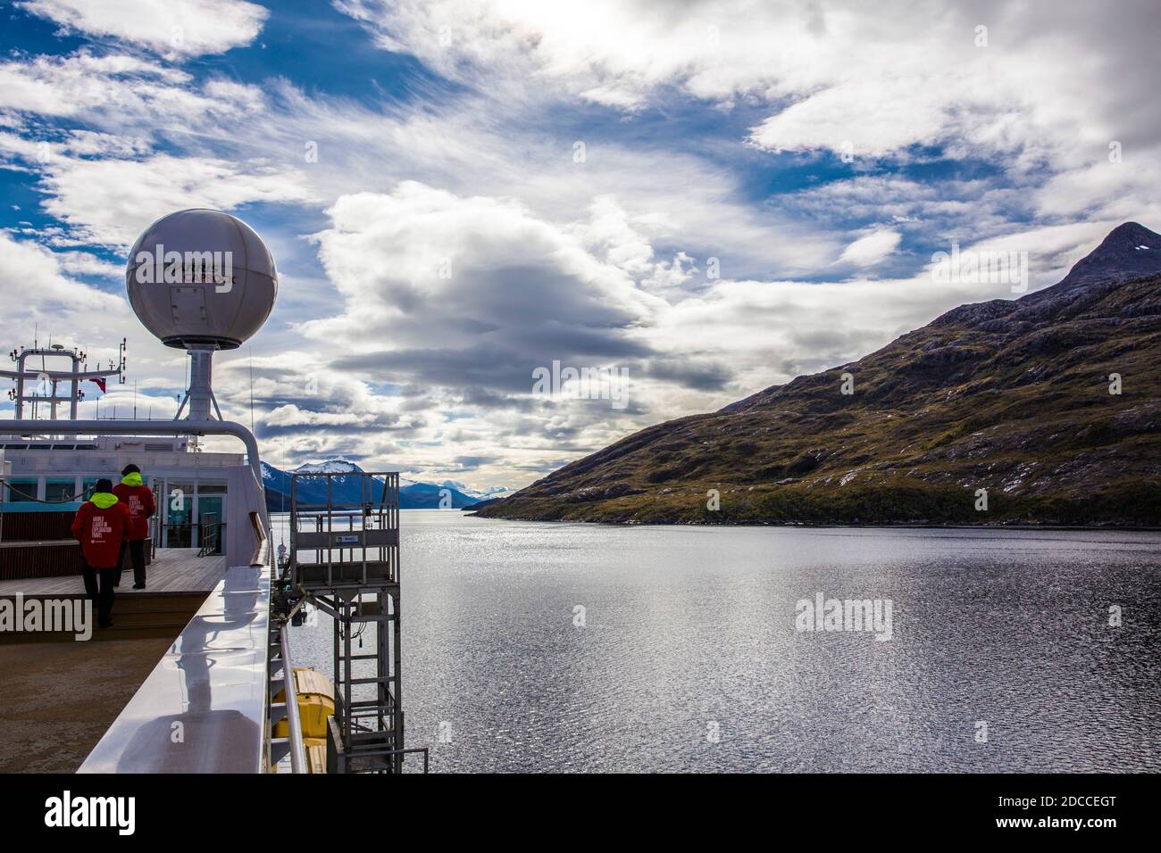 Vue du bateau de croisière MS Midnatsol (Hurtigruten) dans les fjords de Patagonie avec la prochaine étape de destination de Garibaldi Fjord. Banque D'Images
