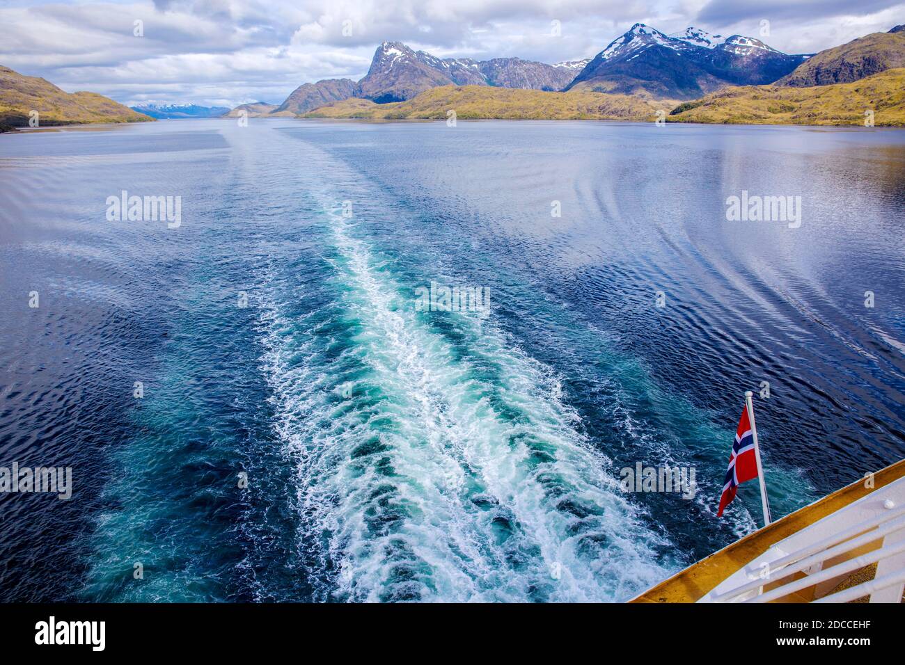 Vue du bateau de croisière MS Midnatsol (Hurtigruten) dans les fjords de Patagonie avec la prochaine étape de destination de Garibaldi Fjord. Banque D'Images