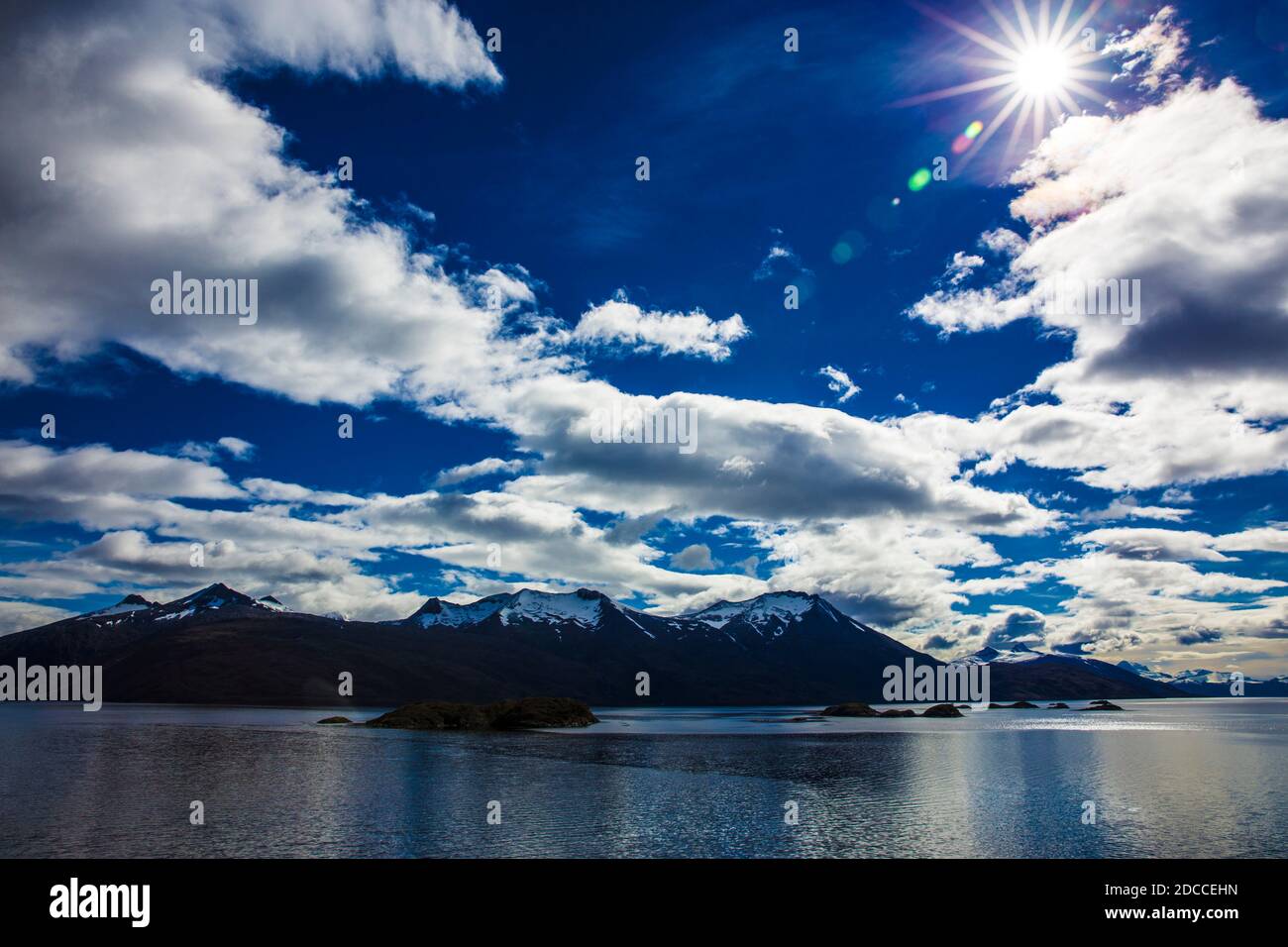Vue du bateau de croisière MS Midnatsol (Hurtigruten) dans les fjords de Patagonie avec la prochaine étape de destination de Garibaldi Fjord. Banque D'Images