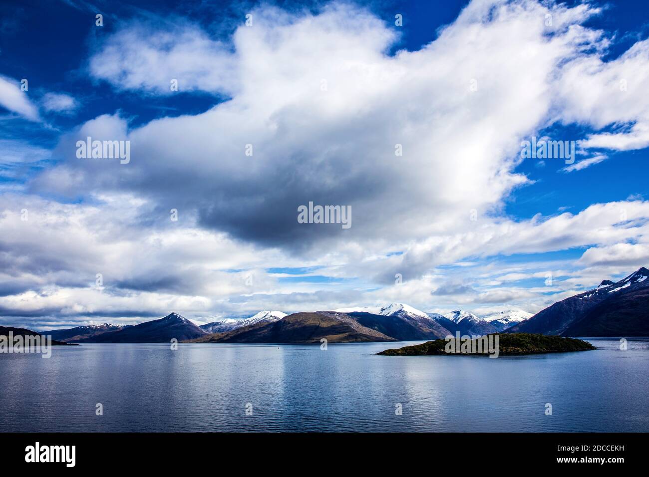 Vue du bateau de croisière MS Midnatsol (Hurtigruten) dans les fjords de Patagonie avec la prochaine étape de destination de Garibaldi Fjord. Banque D'Images