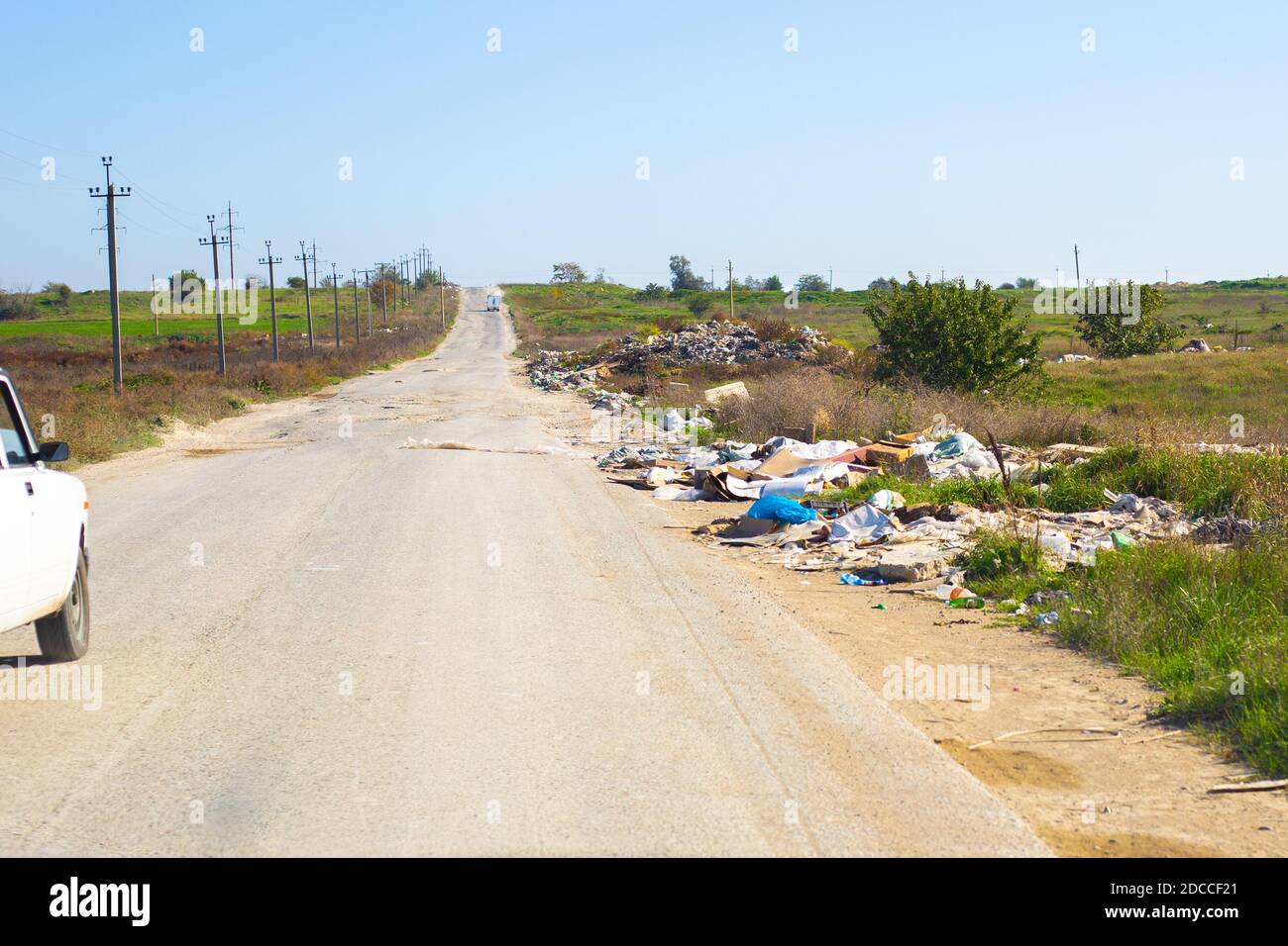 une pile de déchets sur le côté de la route. Le problème mondial de la pollution de l'écosystème de la planète. Banque D'Images