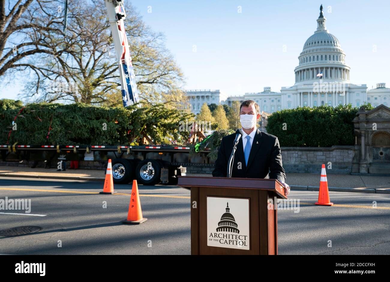 Washington, DC, États-Unis. 20 novembre 2020. L'architecte du Capitole J. Brett Blanton fait des remarques lorsqu'il accepte l'arbre de Noël du Capitole des États-Unis de 2020, sur le terrain du Capitole des États-Unis à Washington, DC, le vendredi 20 novembre 2020. Le Capitol Christmas Tree est une épicéa d'Engelmann provenant des forêts nationales de Grand Mesa, Uncompahgre et Gunnison (GMUG) au Colorado. Photo de Kevin Dietsch/Pool/Sipa USA crédit: SIPA USA/Alay Live News Banque D'Images