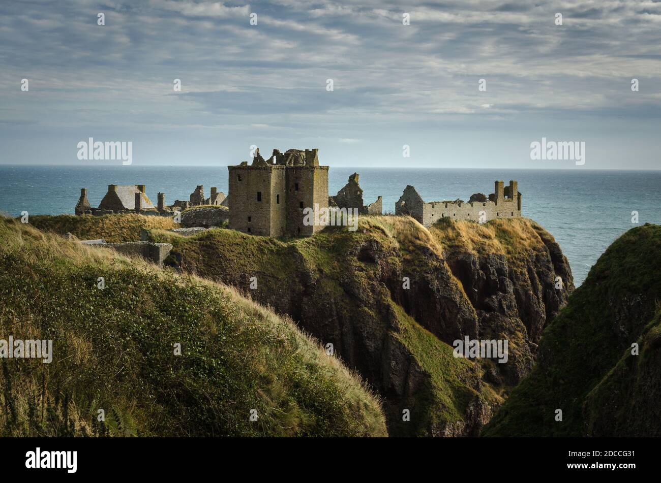 Chateau De Dunnottar Au Sommet D Une Falaise Au Bord De La Mer Par Un Jour Nuageux Stonehaven Ecosse Royaume Uni Photo Stock Alamy