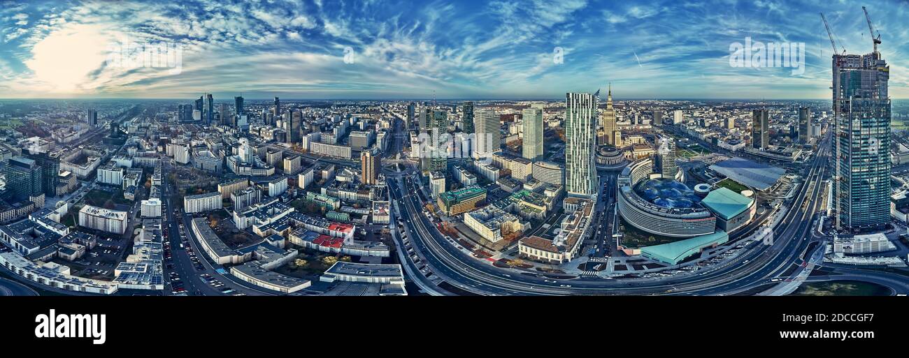 VARSOVIE, POLOGNE - 19 NOVEMBRE 2020 : vue panoramique sur les gratte-ciel de Varsovie, PKiN et Varso Tower (le plus grand gratte-ciel de Varsovie) Banque D'Images