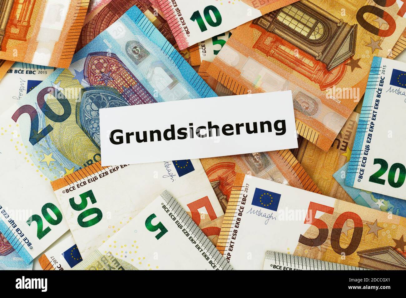 Mayence, Allemagne - 20 novembre 2020: En raison de la pandémie de corona, l'État allemand doit soutenir l'économie avec des aides financières - un document de papier Banque D'Images