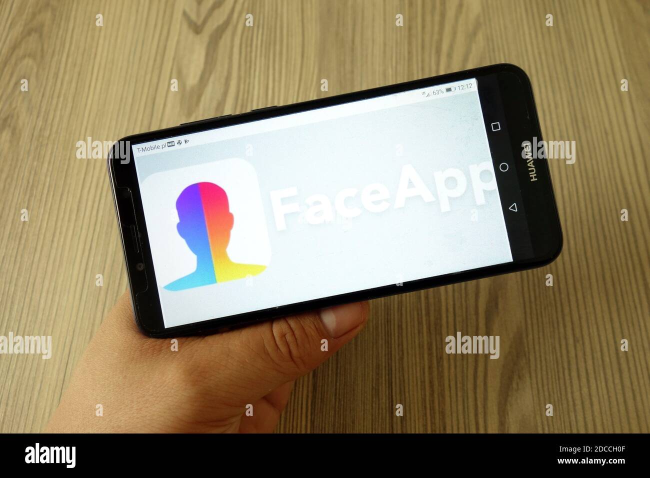 KONSKIE, POLOGNE - 29 juillet 2019 : logo de FaceApp affiché sur le téléphone mobile Banque D'Images