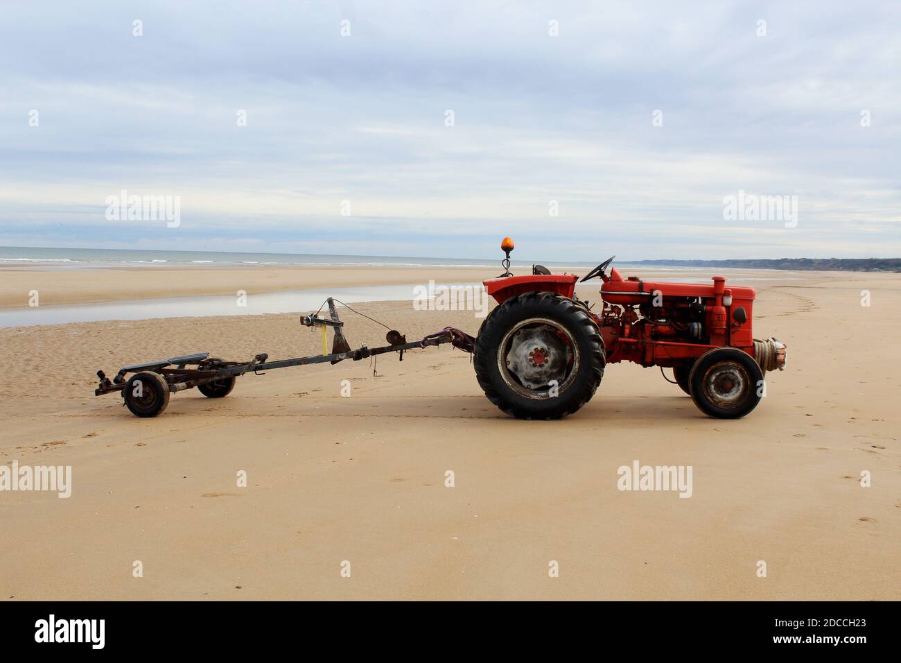 Ein Roter Traktor am Strand von Omaha Beach, Normandie, Frankreich Banque D'Images