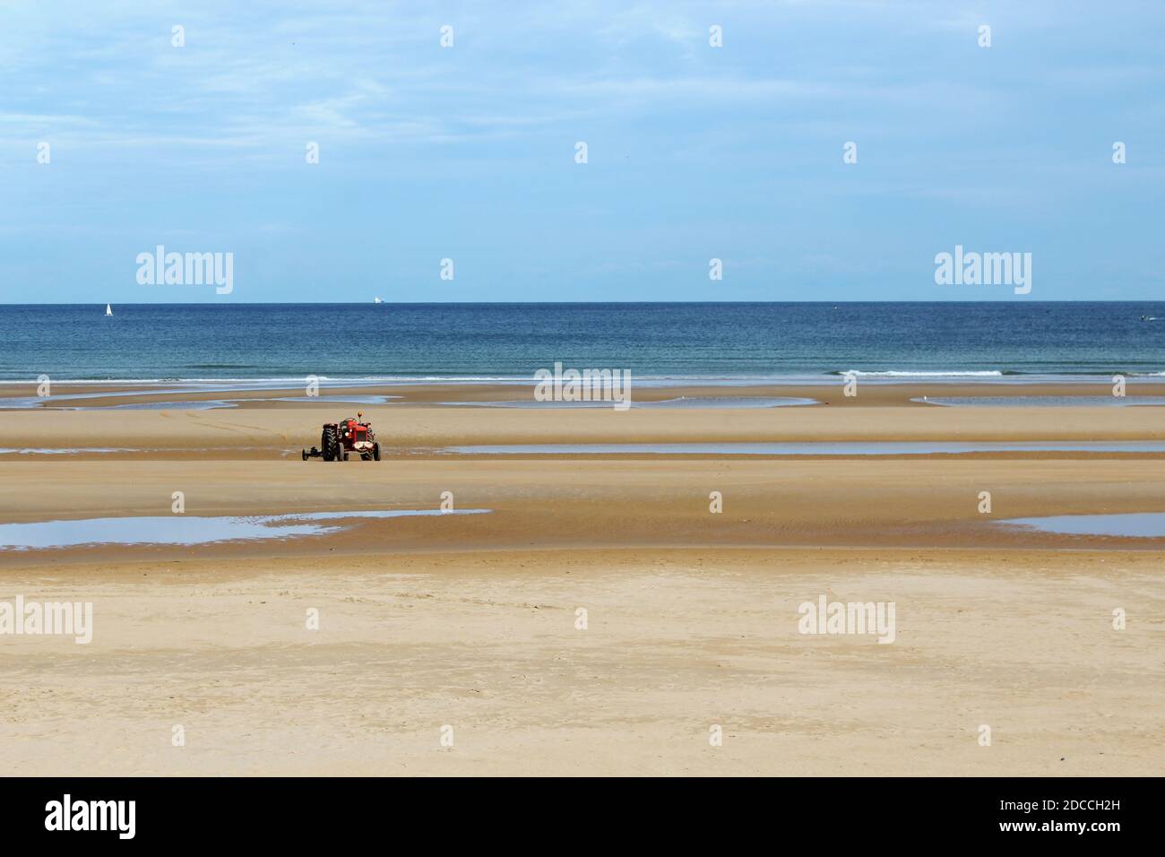 Ein Roter Traktor am Strand von Omaha Beach, Normandie, Frankreich Banque D'Images